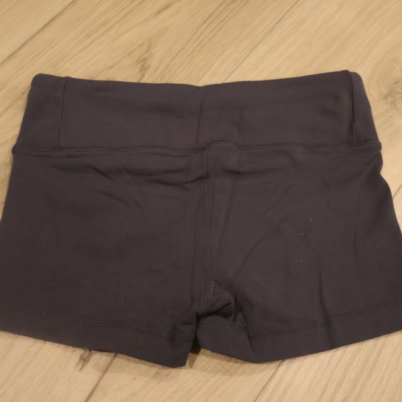 ALO Yoga Shorts - Picture 4 of 6